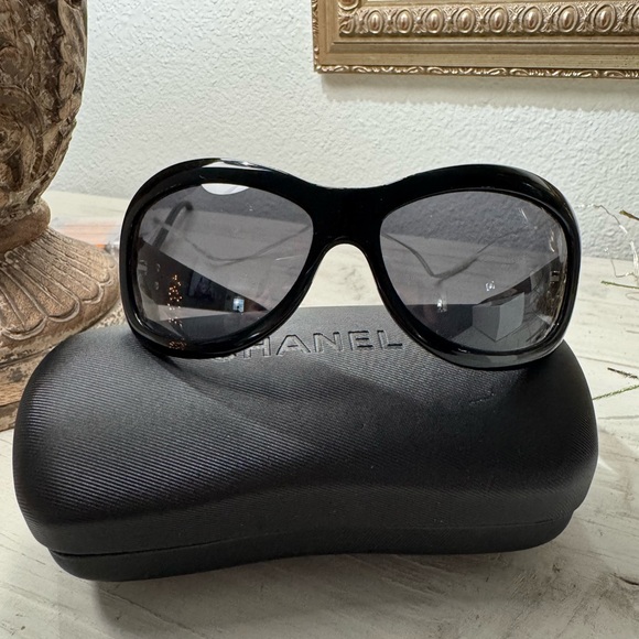CHANEL Oversized Quilted Sunglasses - Picture 4 of 11